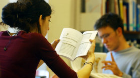 Studerende på campus Studerende på campus