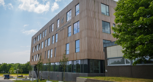 AALBORG UNIVERSITET FASTHOLDER POSITION I VERDENSELITEN AALBORG UNIVERSITET FASTHOLDER POSITION I VERDENSELITEN